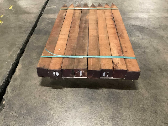 Azobé gepunte palen 70x70 mm (8x) - afbeelding 2 van  4