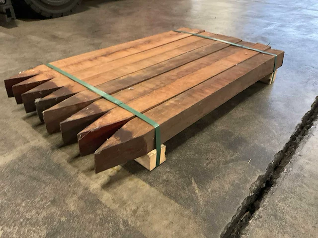 Azobé gepunte palen 70x70 mm (8x) - afbeelding 3 van  4