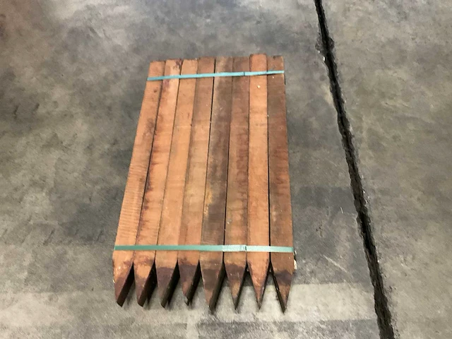 Azobé gepunte palen 70x70 mm (8x) - afbeelding 4 van  4
