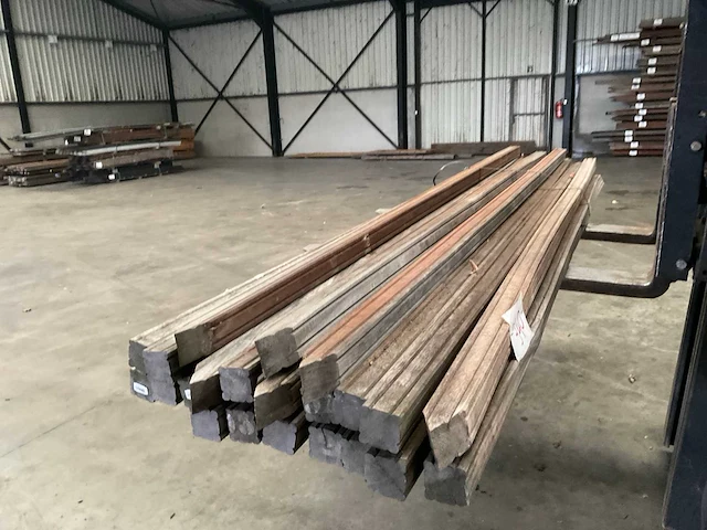 Azobé hardhouten tuinpaal gepunt 300x6x6 cm (21x) - afbeelding 1 van  5