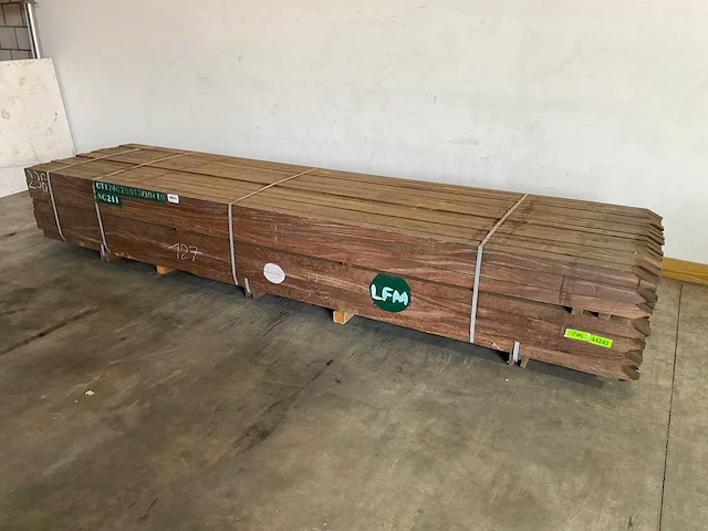 Azobé hardhouten tuinpaal gepunt 400x7x7 cm (120x) - afbeelding 1 van  5