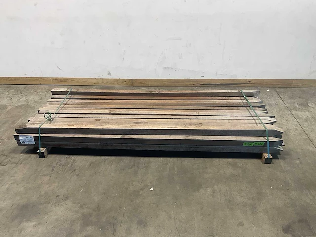 Azobé paal fijnbezaagd gepunt 275x7x7 cm (29x) - afbeelding 1 van  5