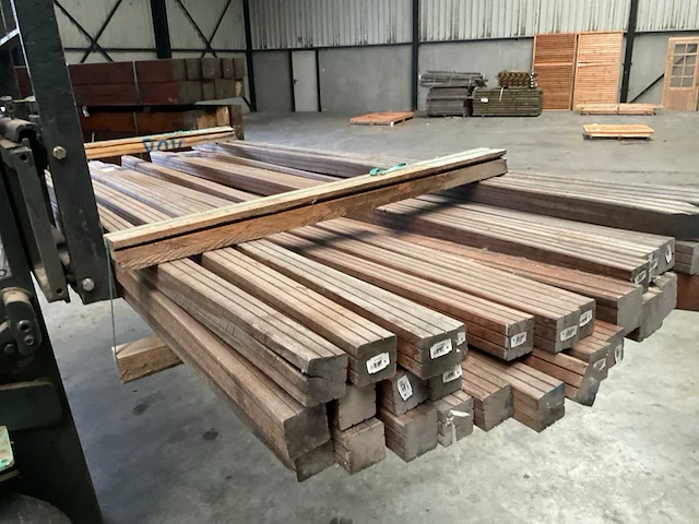 Azobé tuinpaal gepunt met v-groef 300cm (32x) - afbeelding 7 van  8