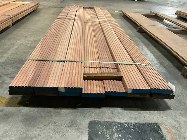 Azobé vlonderplanken met antislip 35x140 mm (12x) - afbeelding 2 van  6