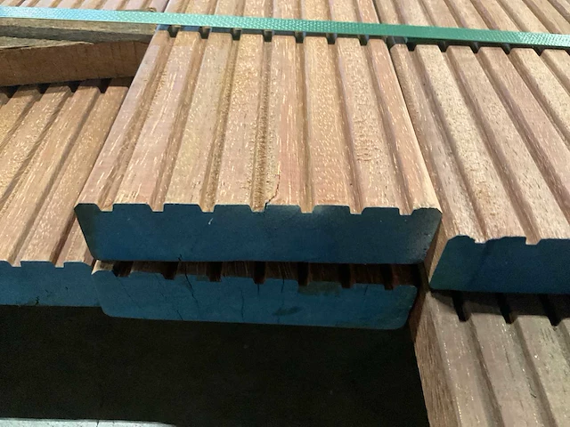Azobé vlonderplanken met antislip 35x140 mm (12x) - afbeelding 6 van  6