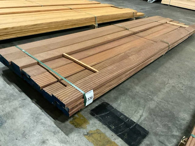 Azobé vlonderplanken met antislip 35x140 mm (18x) - afbeelding 1 van  6