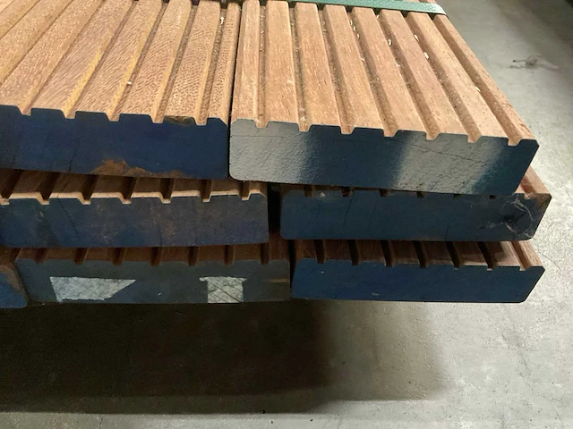 Azobé vlonderplanken met antislip 35x140 mm (18x) - afbeelding 6 van  6