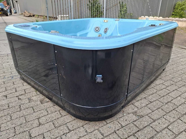 Azur spa 4 persoons amerikaanse jacuzzi en buitenspa - afbeelding 2 van  27