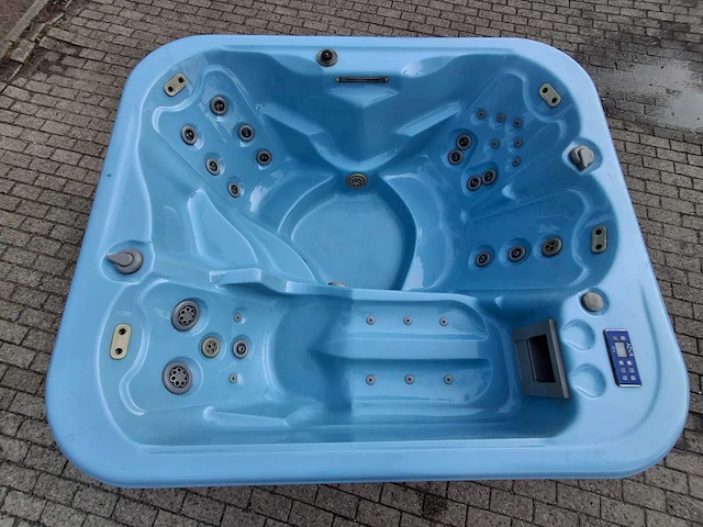 Azur spa 4 persoons amerikaanse jacuzzi en buitenspa - afbeelding 1 van  27
