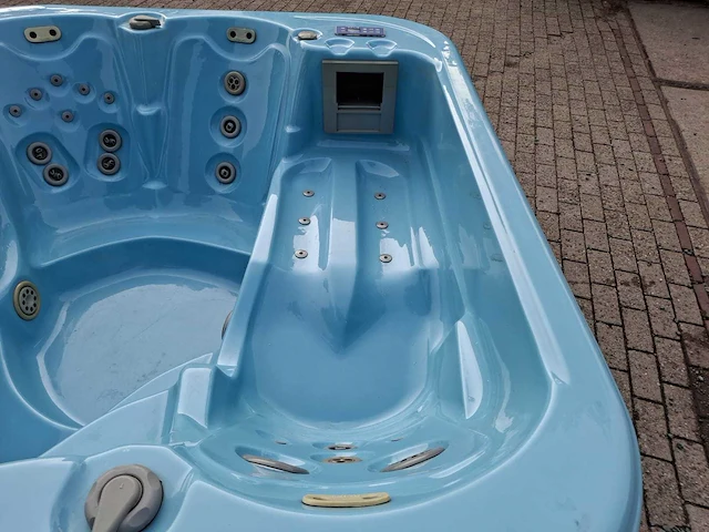 Azur spa 4 persoons amerikaanse jacuzzi en buitenspa - afbeelding 17 van  27