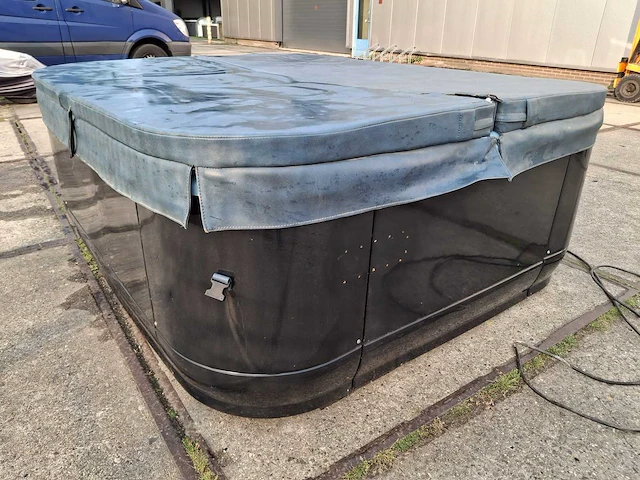 Azur spa 4 persoons amerikaanse jacuzzi en buitenspa - afbeelding 24 van  27