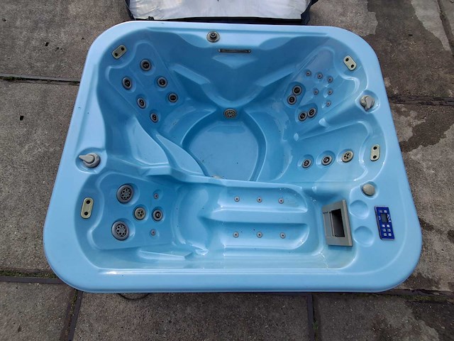 Azur spa 4 persoons amerikaanse jacuzzi en buitenspa - afbeelding 12 van  27