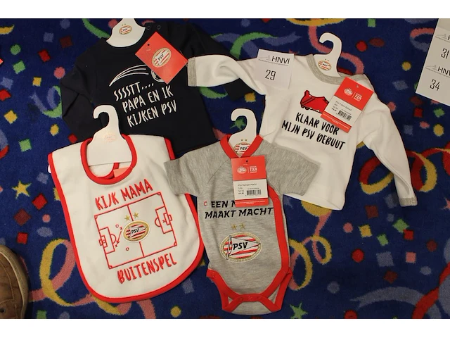 Babysetje psv maat 50/56 bestaande uit 2 t-shirts, slabber, en romper. - afbeelding 1 van  1