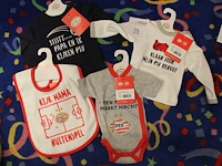 Babysetje psv maat 50/56 bestaande uit 2 t-shirts, slabber, en romper. - afbeelding 1 van  1