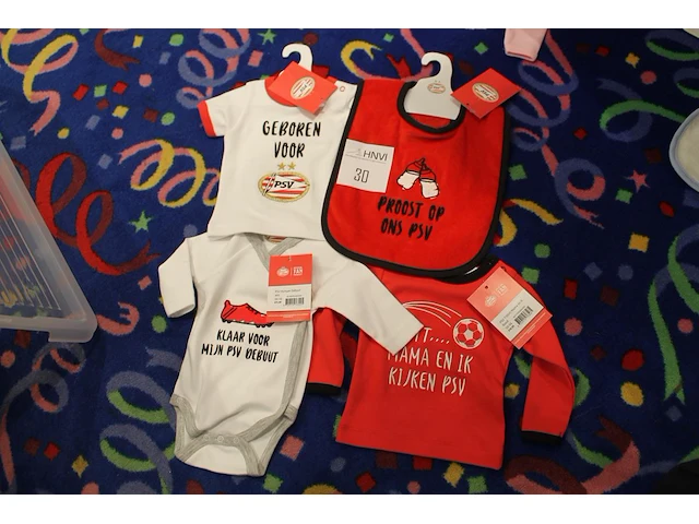 Babysetje psv maat 50/56 bestaande uit 2 t-shirts, slabber, en romper. - afbeelding 1 van  1