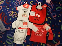 Babysetje psv maat 50/56 bestaande uit 2 t-shirts, slabber, en romper. - afbeelding 1 van  1