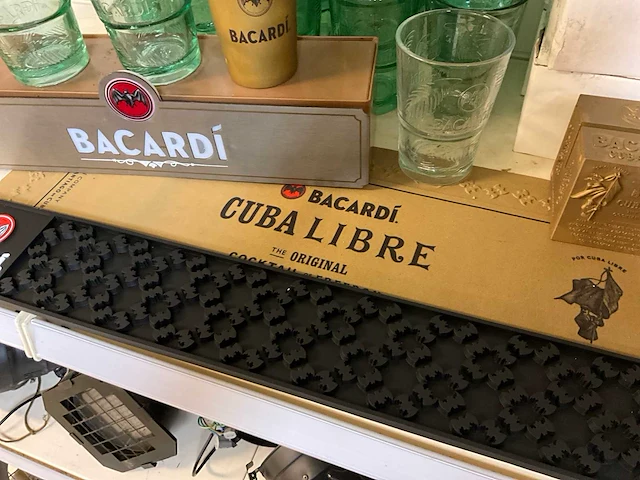 Bacardi merchandising - afbeelding 9 van  9