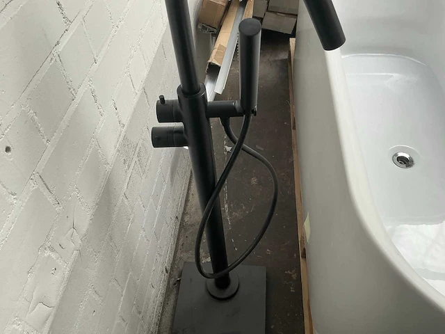 Badkraan zwart voor vrijstaand bad 110cm - afbeelding 2 van  5