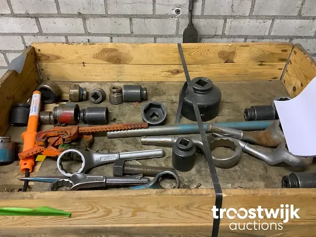 Bak gevuld met doppen en ringsleutels - afbeelding 1 van  5