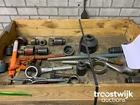 Bak gevuld met doppen en ringsleutels