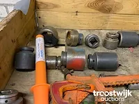 Bak gevuld met doppen en ringsleutels - afbeelding 2 van  5