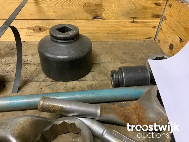 Bak gevuld met doppen en ringsleutels - afbeelding 4 van  5