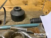 Bak gevuld met doppen en ringsleutels - afbeelding 4 van  5
