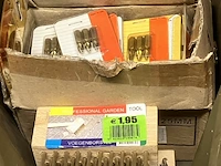 Bak met 2 dozen met bitjes op een kaart en 2 voegenborstels, ruim 60 kaartjes - afbeelding 1 van  5