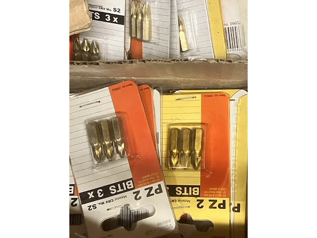 Bak met 2 dozen met bitjes op een kaart en 2 voegenborstels, ruim 60 kaartjes - afbeelding 3 van  5