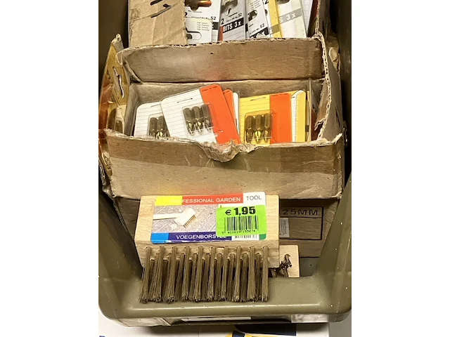 Bak met 2 dozen met bitjes op een kaart en 2 voegenborstels, ruim 60 kaartjes - afbeelding 4 van  5