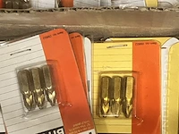 Bak met 2 dozen met bitjes op een kaart en 2 voegenborstels, ruim 60 kaartjes - afbeelding 5 van  5