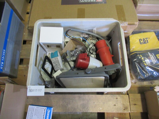 Bak met div elektronica - afbeelding 1 van  1