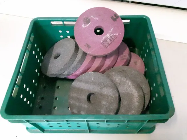 Bak met slijpstenen, diameter 16 cm doorsnee, dikte 2 cm, 11 stuks, (nieuw), inclusief kratje - afbeelding 1 van  3