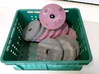 Bak met slijpstenen, diameter 16 cm doorsnee, dikte 2 cm, 11 stuks, (nieuw), inclusief kratje - afbeelding 1 van  3