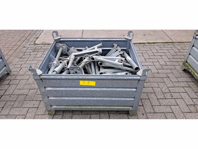 Bak met steigervoeten en konsoles - afbeelding 1 van  2