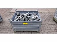 Bak met steigervoeten en konsoles - afbeelding 1 van  2