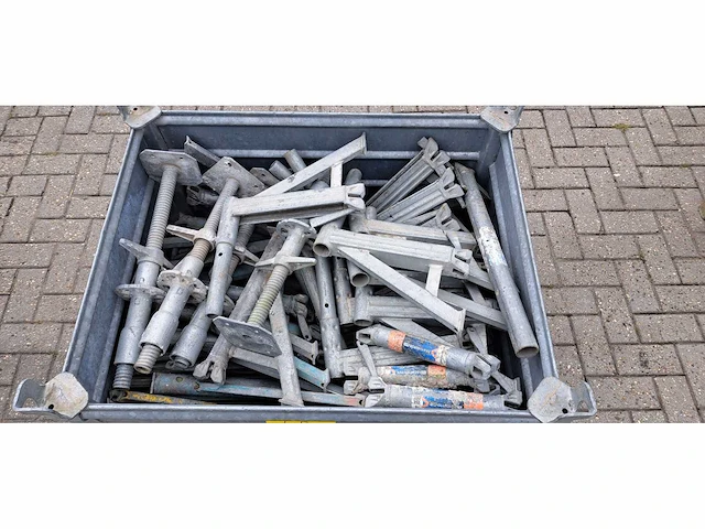Bak met steigervoeten en konsoles - afbeelding 2 van  2
