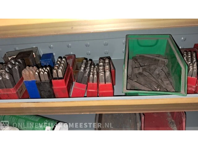 Bakkenkast met inhoud - afbeelding 3 van  16