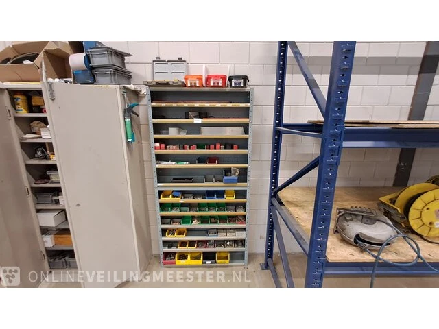 Bakkenkast met inhoud - afbeelding 1 van  16