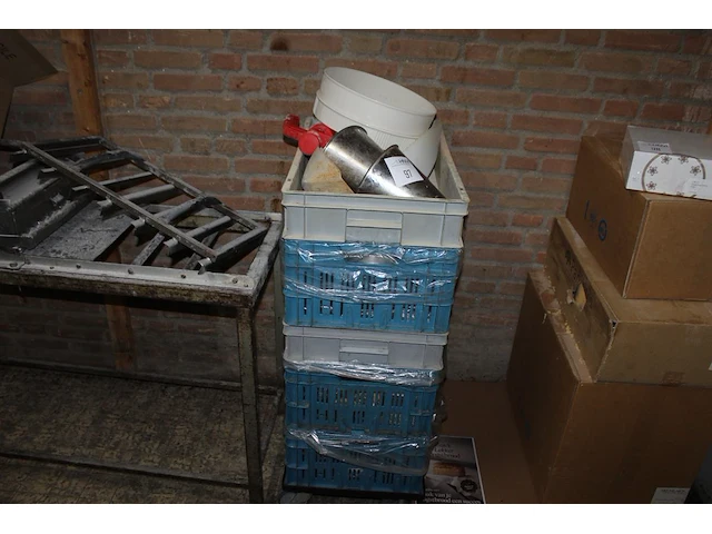 Bakkersproducten in 5 kunststof kratten w.o. zeven, mallen, etc. - afbeelding 1 van  5