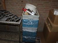 Bakkersproducten in 5 kunststof kratten w.o. zeven, mallen, etc. - afbeelding 1 van  5