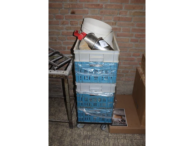 Bakkersproducten in 5 kunststof kratten w.o. zeven, mallen, etc. - afbeelding 2 van  5