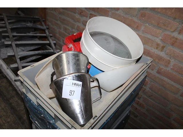 Bakkersproducten in 5 kunststof kratten w.o. zeven, mallen, etc. - afbeelding 3 van  5