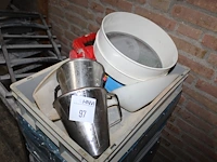 Bakkersproducten in 5 kunststof kratten w.o. zeven, mallen, etc. - afbeelding 3 van  5