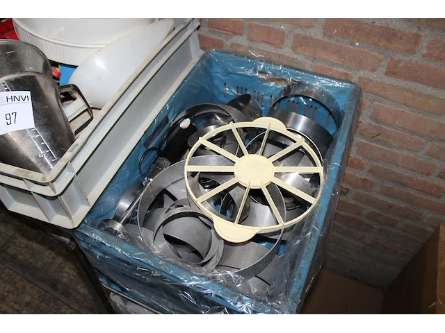 Bakkersproducten in 5 kunststof kratten w.o. zeven, mallen, etc. - afbeelding 4 van  5