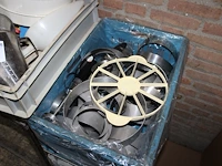 Bakkersproducten in 5 kunststof kratten w.o. zeven, mallen, etc. - afbeelding 4 van  5