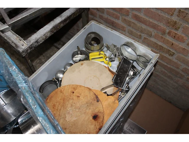 Bakkersproducten in 5 kunststof kratten w.o. zeven, mallen, etc. - afbeelding 5 van  5
