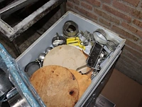 Bakkersproducten in 5 kunststof kratten w.o. zeven, mallen, etc. - afbeelding 5 van  5