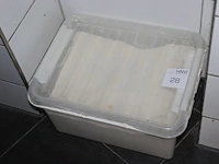 Bakmeel in kunststof bak. - afbeelding 1 van  1