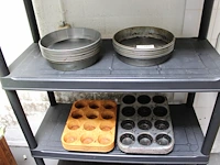 Bakvormen op 2 schappen. - afbeelding 1 van  3